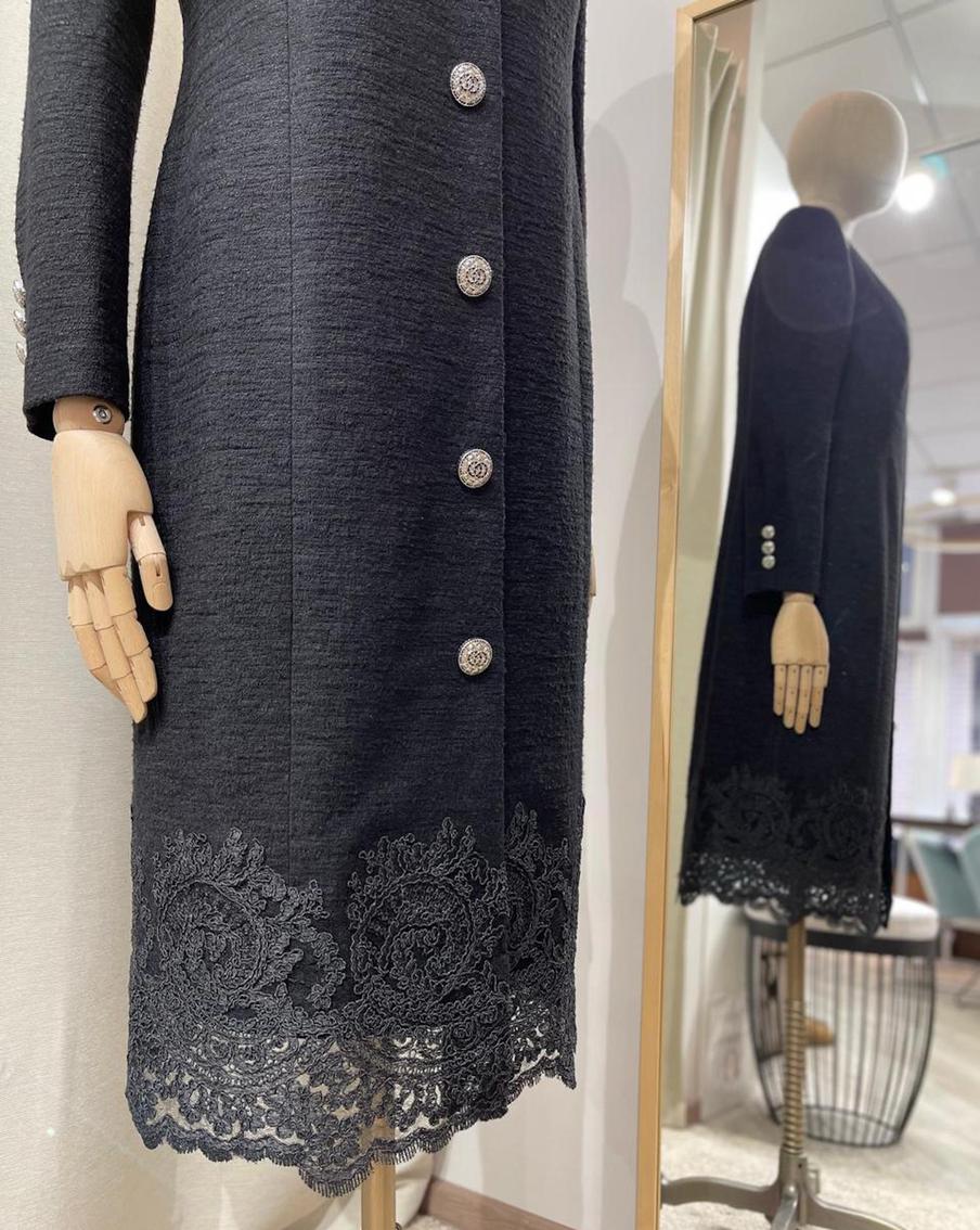 Платье в стиле Chanel удлиняется кордовым кружевом.