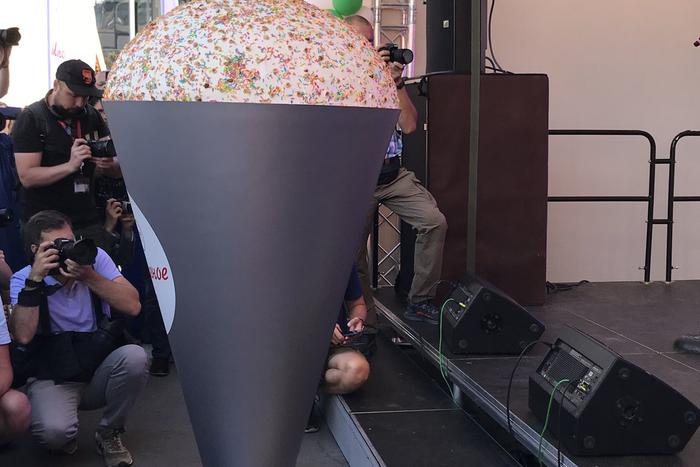 Самый большой десерт из мороженого готовили ночью, а ели – весь день