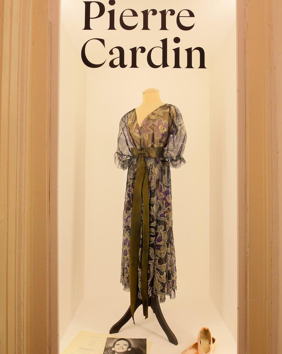 Костюмы к балету "Анна Каренина" на музыку Родиона Щедрина создал Пьер Карден, каждый выход героини - в разных костюмах