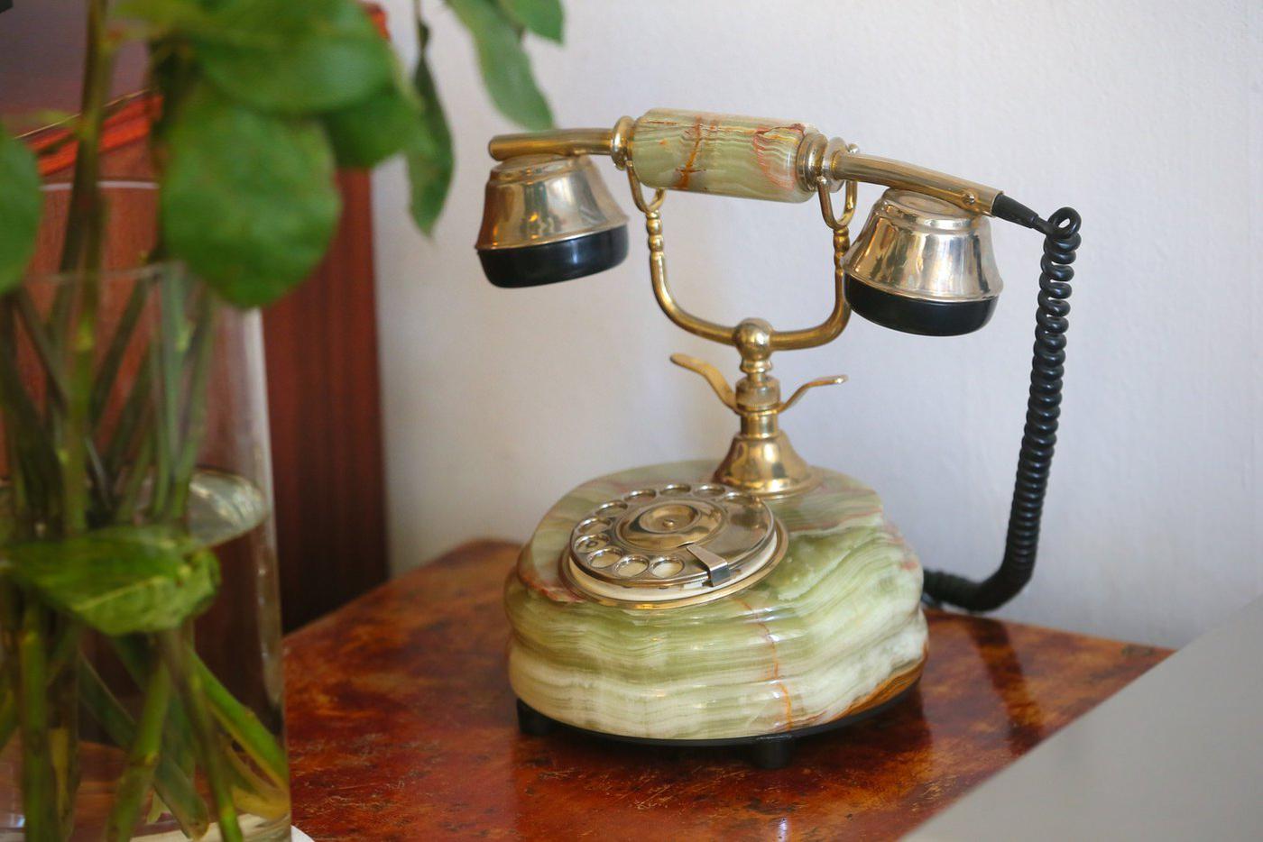 Разглядывать детали интерьера невероятно интересно. По этому телефону, наверняка, звонили в московскую квартиру многие звезды музыки и балета