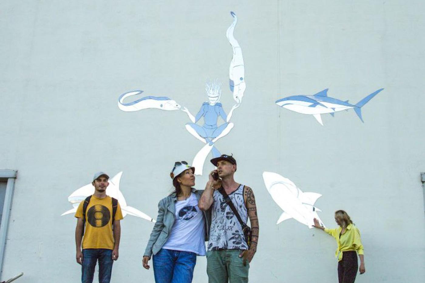 Зеркальные мурены и акулы плывут на стене "Авиапарка"