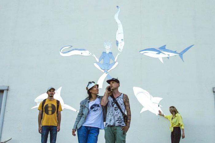 Зеркальные мурены и акулы плывут на стене "Авиапарка"