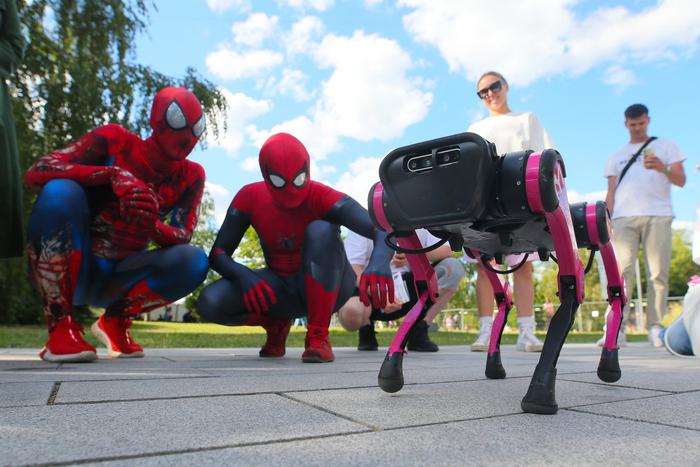 Собака из железа ласкалась, а робот Алекс делал странные комплименты