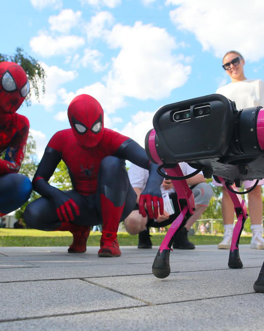 Собака из железа ласкалась, а робот Алекс делал странные комплименты