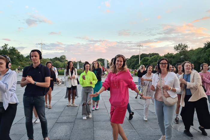 Москвичи в наушниках почувствовали себя героями мюзикла про балерин и тайных агентов