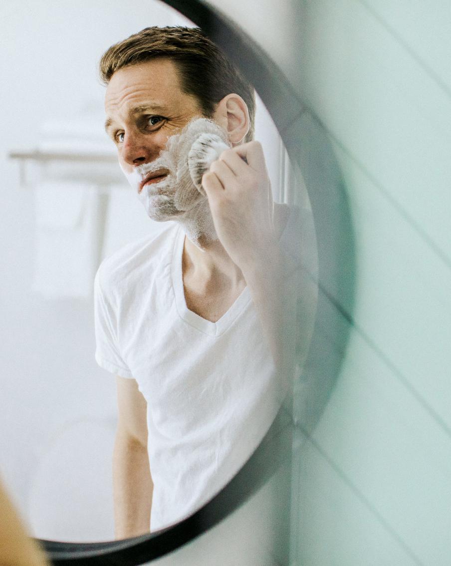 Внимание на волосы, лицо и руки: какие косметические средства могут быть полезны мужчинам