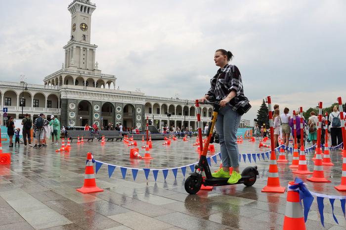 В Москве увеличили количество "медленных" зон для самокатов. Райдеры убавят скорость на оживленных улицах и парках