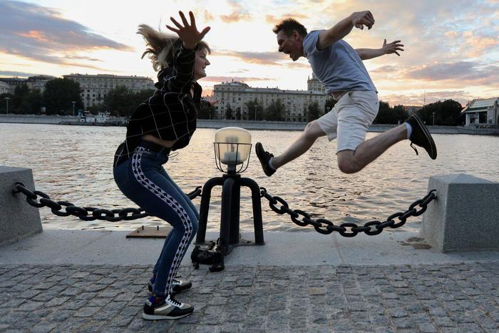 Парки Москвы приглашают на летние танцы. На них можно освоить брейк-данс и популярные среди блогеров движения