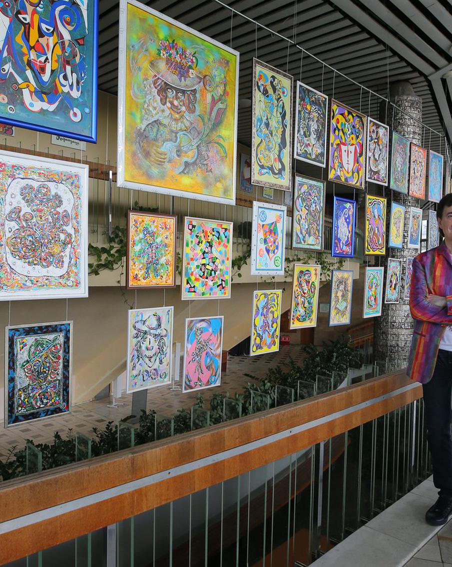 Известный юморист годы скрывал от общества, что рисует потрясающие картины для дочери