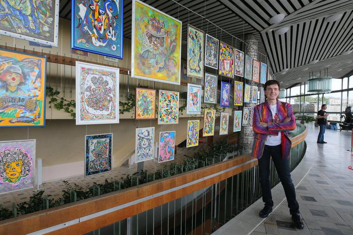 Известный юморист годы скрывал от общества, что рисует потрясающие картины для дочери