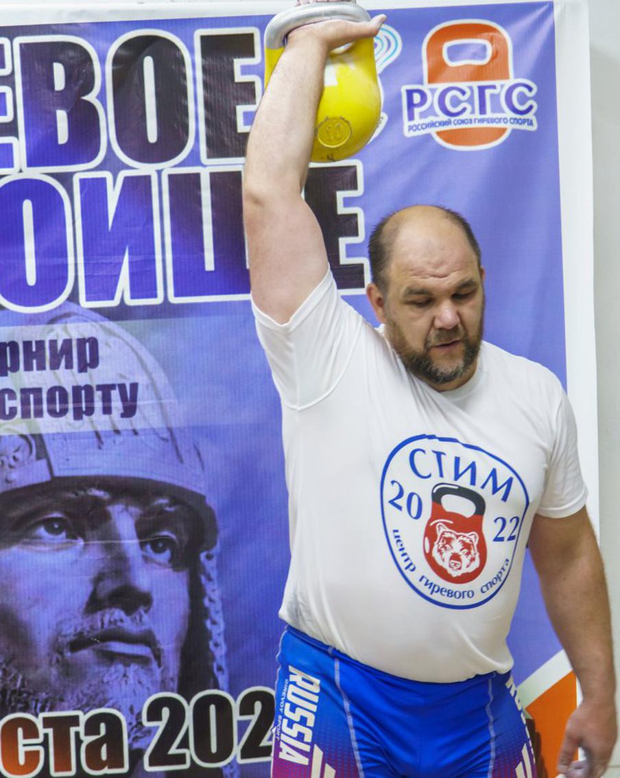 Иеромонах Серафим поднял гирю 5555 раз за 5 часов. Достижение батюшка посвятил Александру Невскому