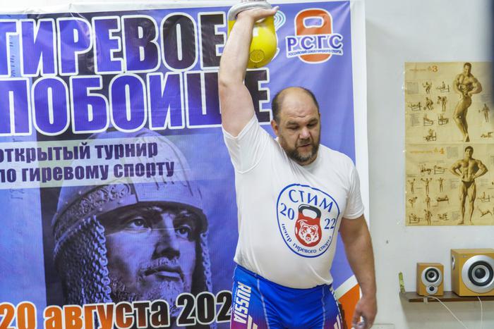 Иеромонах Серафим поднял гирю 5555 раз за 5 часов. Достижение батюшка посвятил Александру Невскому