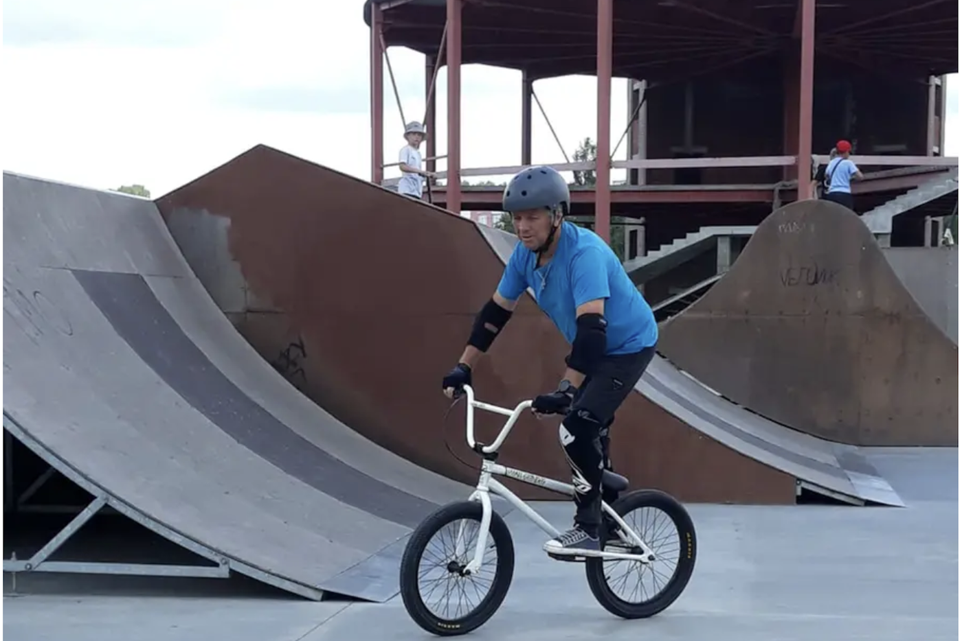 Дедушка русского BMX поразил страну трюкачеством. Узнали, какие фишки умеет делать 68-летний спортсмен