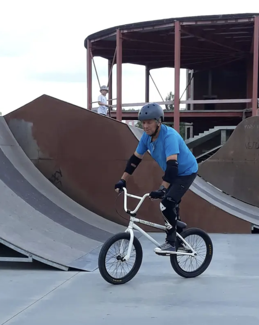 Дедушка русского BMX поразил страну трюкачеством. Узнали, какие фишки умеет делать 68-летний спортсмен