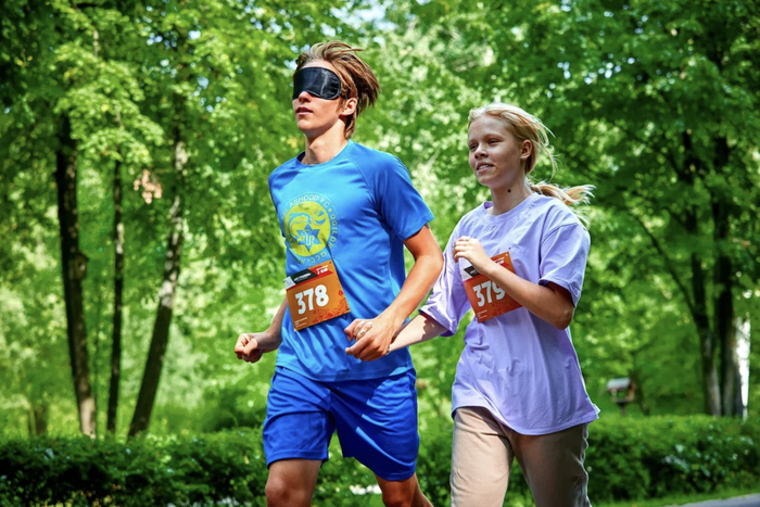 Бежать в темноте не страшно. Зрячие испытали на себе, как слепые бегают марафоны