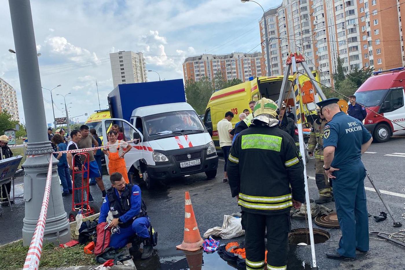 В гибели рабочих в коллекторе обвиняют ливень и нарушение техники безопасности