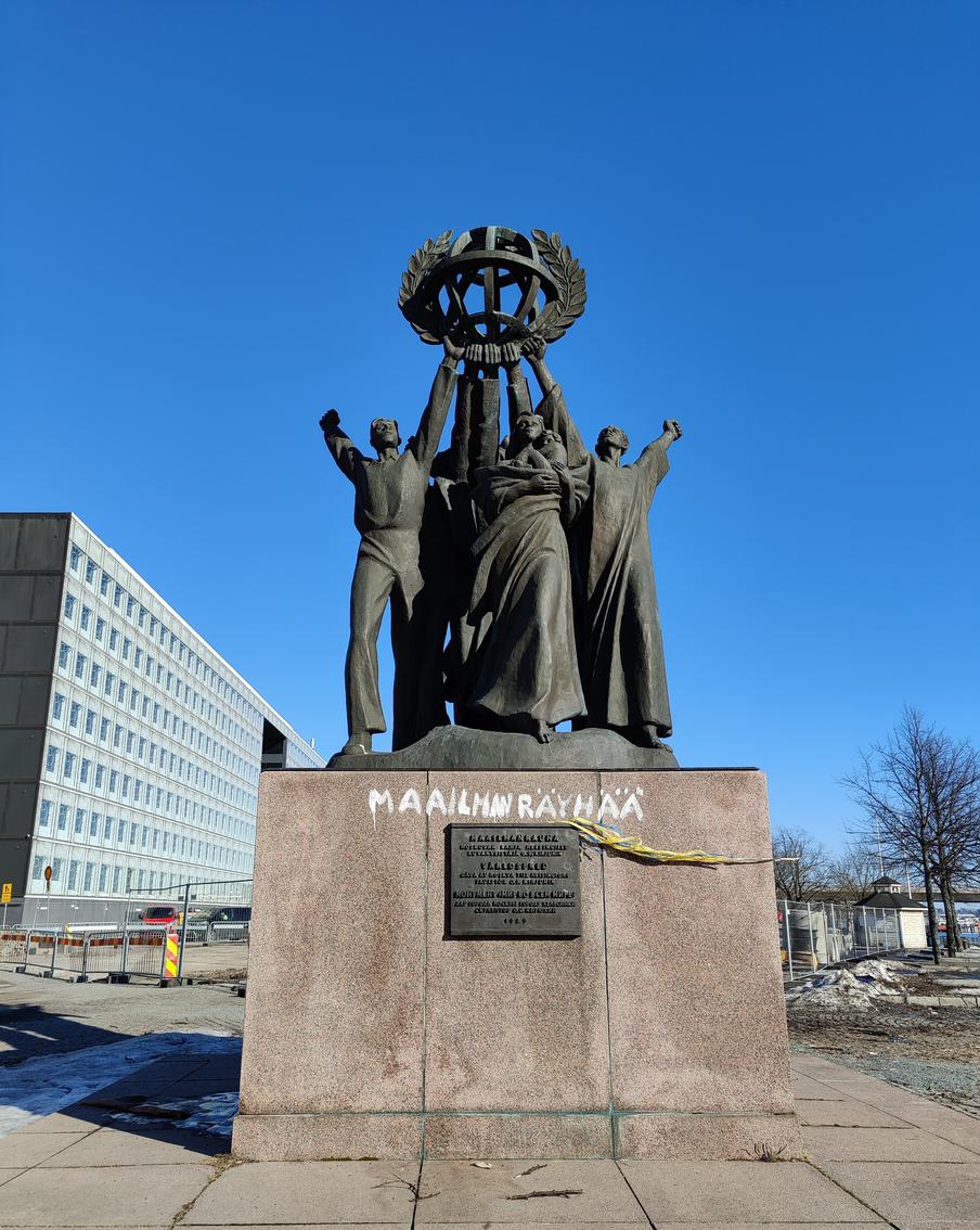 В Хельсинки демонтировали памятник "Мир во всём мире", подаренный Финляндии СССР