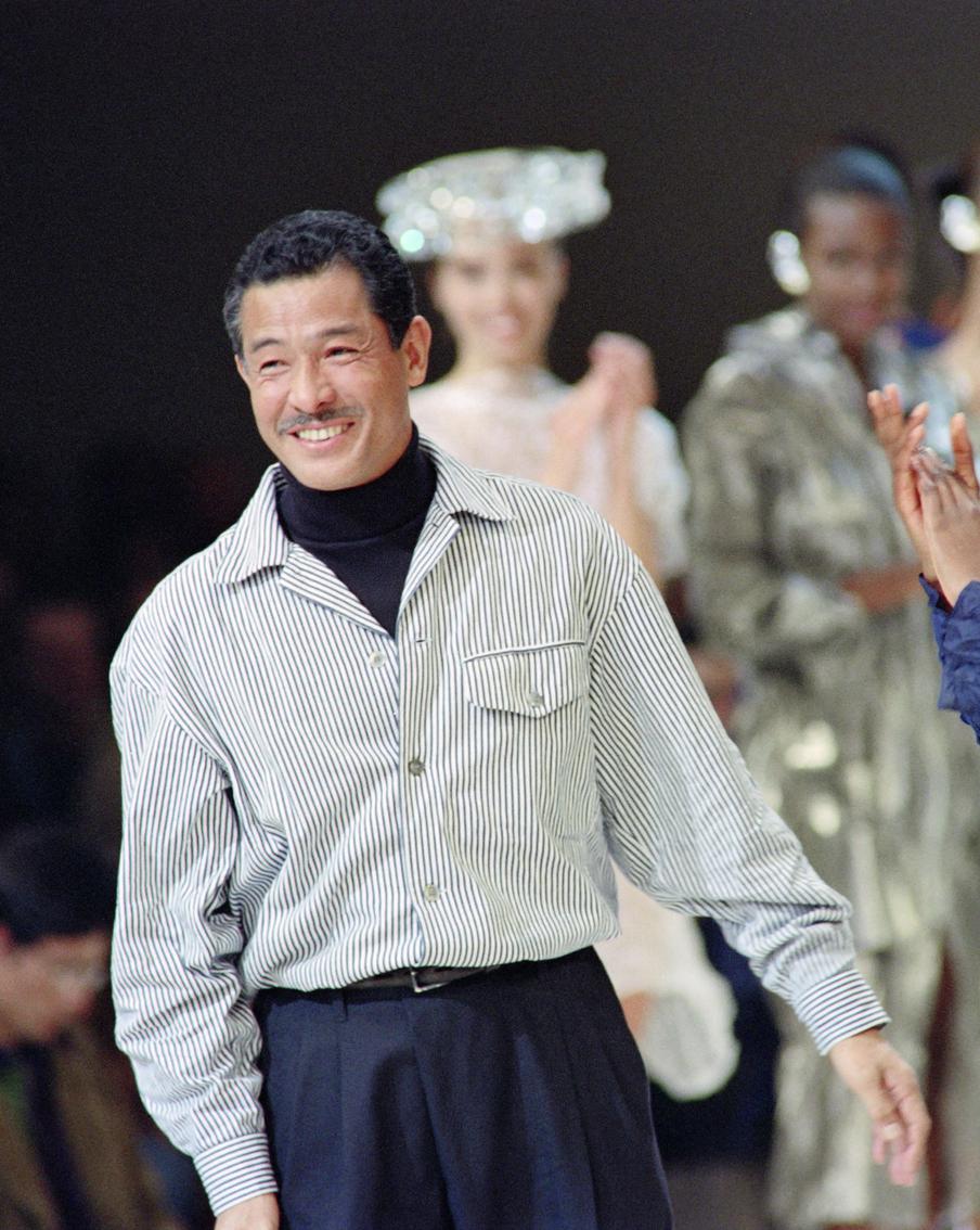 Умер японский дизайнер Иссей Мияке. Он придумал плиссировку, и его водолазку носил Стив Джобс