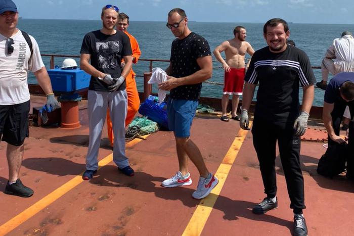 Часть экипажа судна INDA вернулась домой. Metro выяснило, что происходило на борту танкера