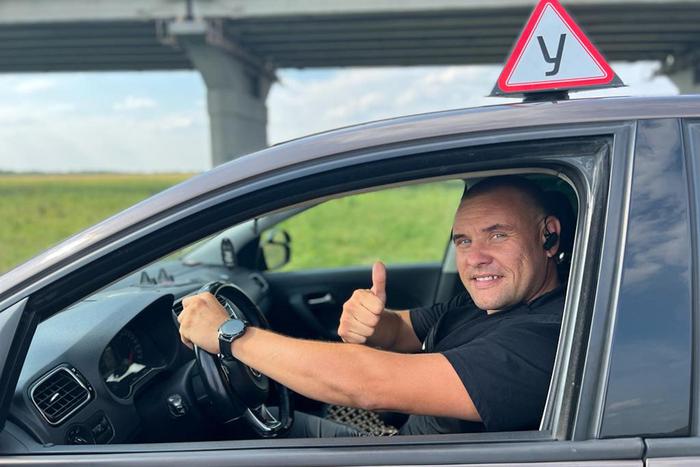 "Был момент, что на скорости 100 км/ч вылетает мне на встречку машина": поговорили с автоинструктором о страхе и типичных ошибках новичков