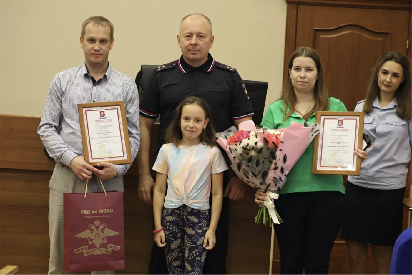 Супруги Тивиковы задержали уличного грабителя и вернули жертве украденный  телефон