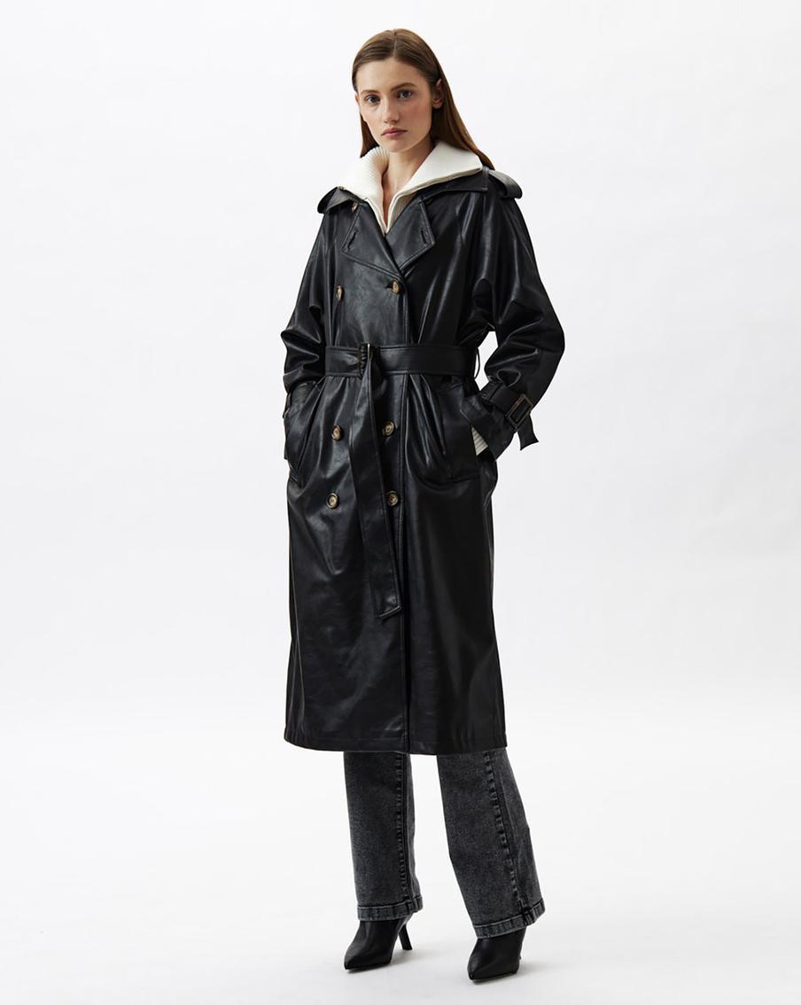 Плащ из экокожи Antiga (9999 руб.).