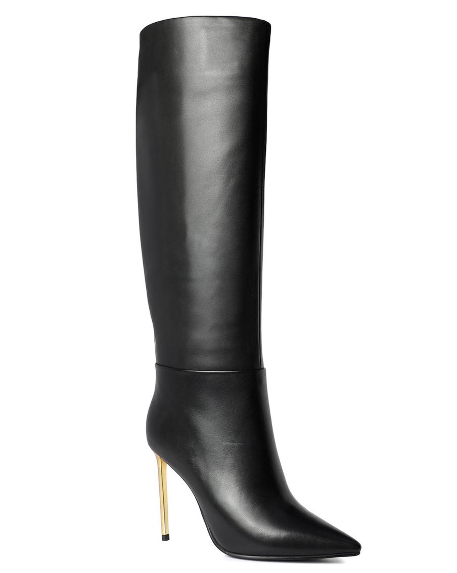 Сапоги Vitacci (17 990 руб.).