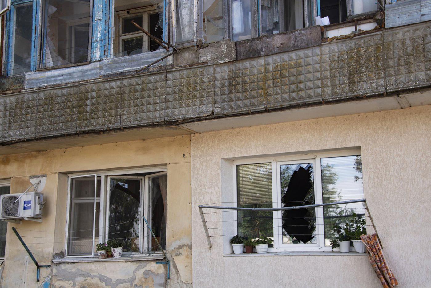 Дом в поселке Новофедоровка, пострадавший от взрывов 9 августа (стекла окон и балконов выбило взрывной волной). По данным Минобороны РФ, на аэродроме в поселке во вторник сдетонировали боеприпасы.