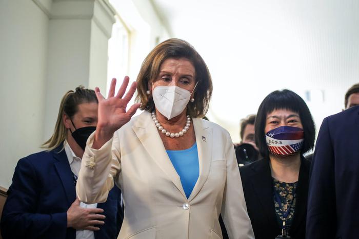 Айфоны в опасности из-за визита Нэнси Пелоси на Тайвань