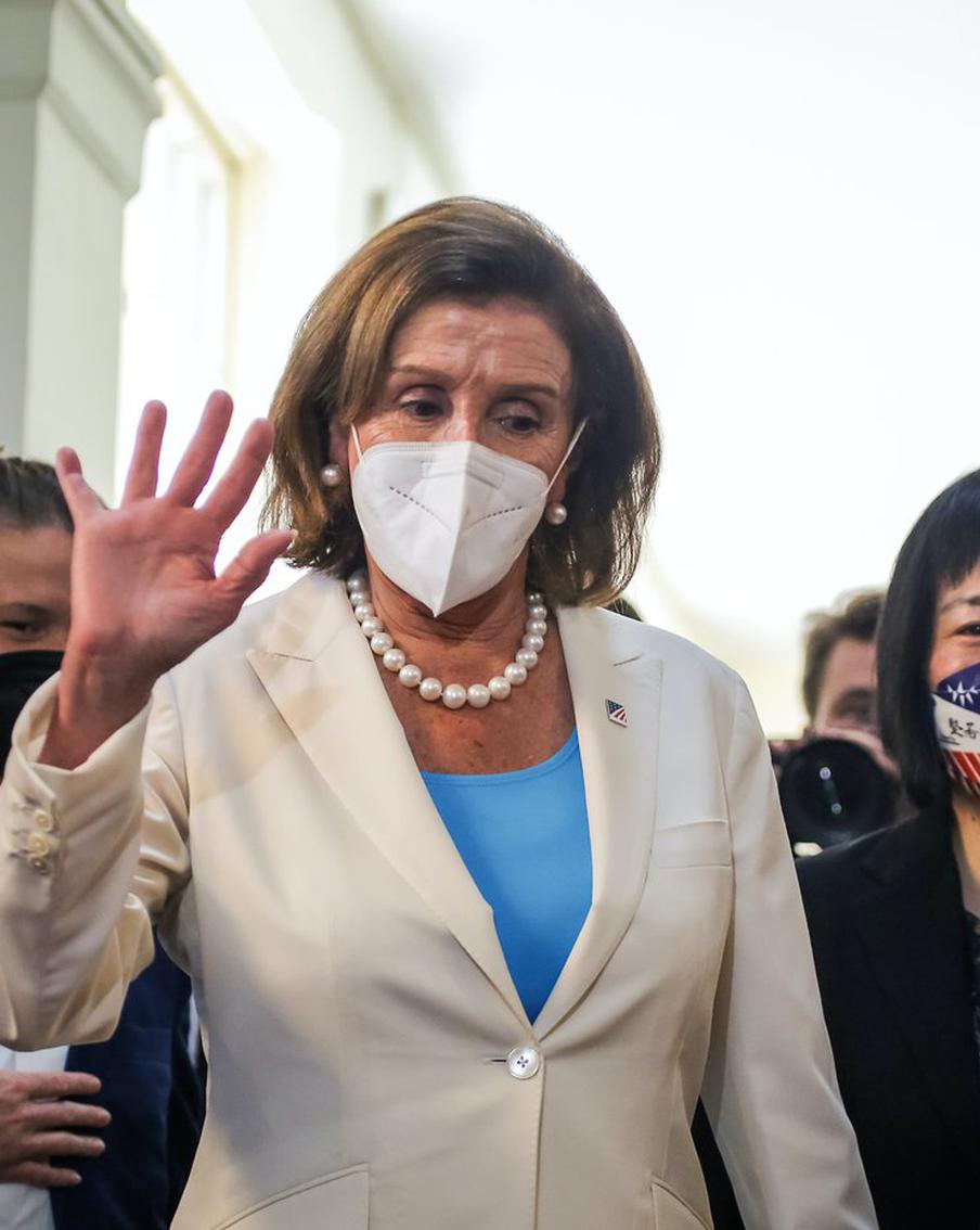 Айфоны в опасности из-за визита Нэнси Пелоси на Тайвань