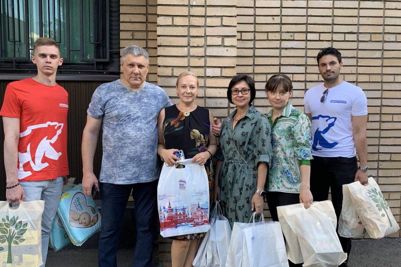 Активисты "Единой России" навестили в госпитале участников СВО и передали им домашнюю еду