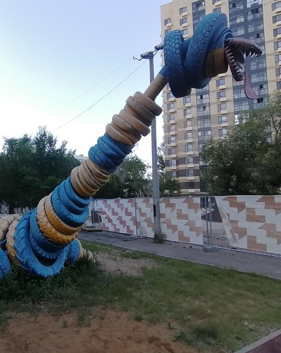 Скульптуры из шин во дворах домов стали объектами для изучения