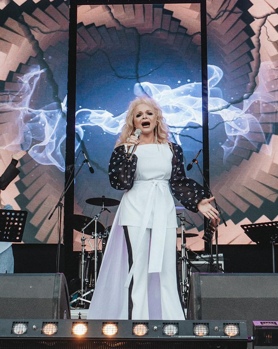 На фестивале в Крыму выступили Баста, Лолита и Лариса Долина. Узнали у звёзд секреты интервального голодания и джазотерапии