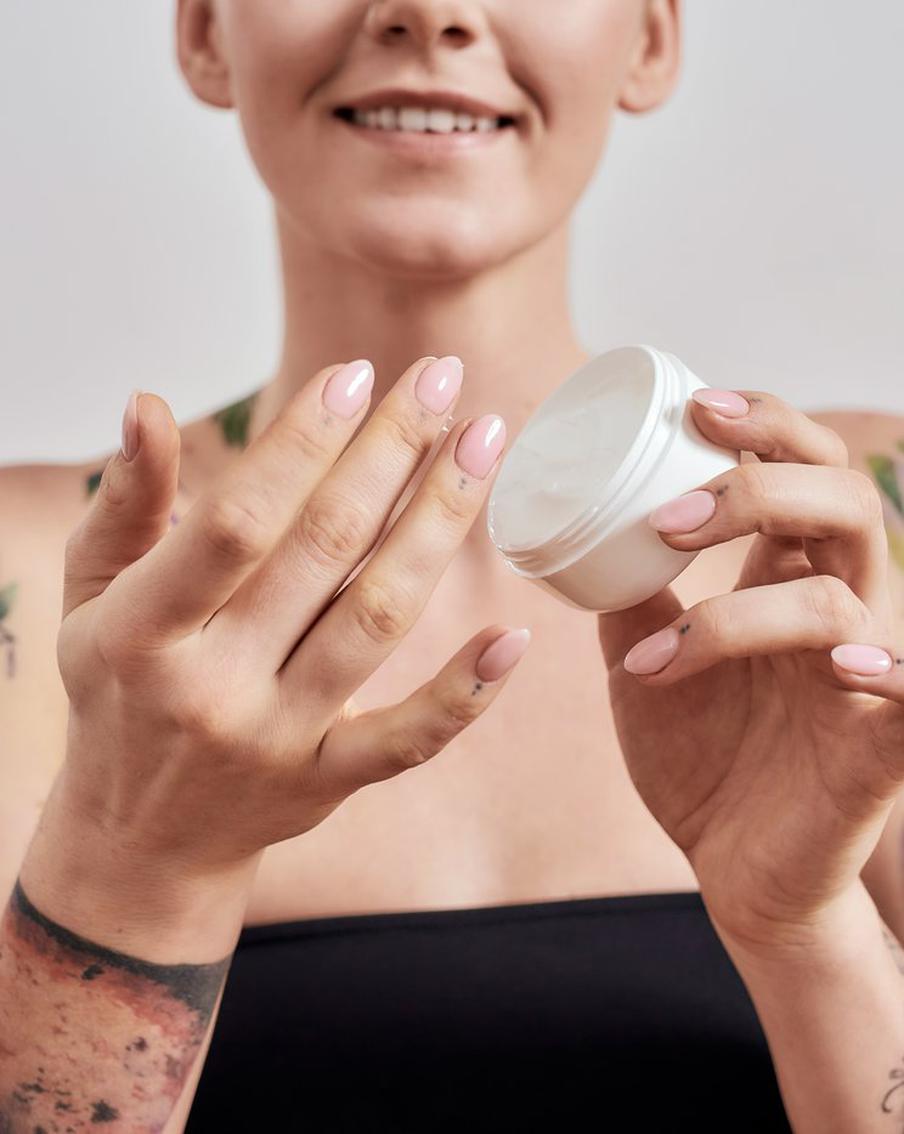 Правильный уход за татуировкой убережёт ваше здоровье и позволит вам сохранить её внешний вид