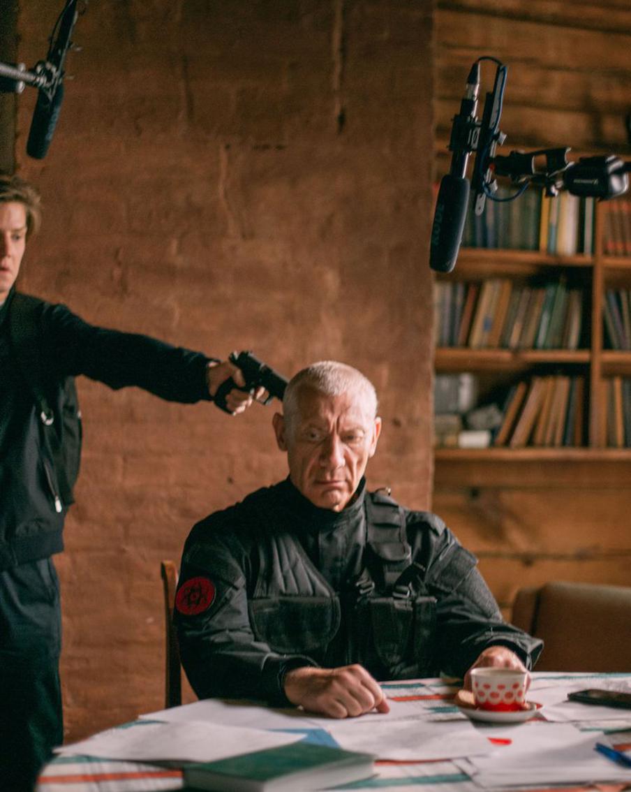 В Москве идут съёмки нового сериала "Суперпозиция". Узнали подробности и пообщались с режиссёром