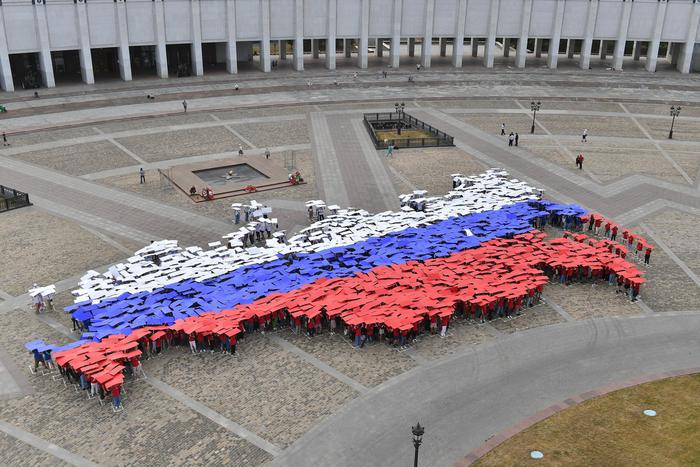 "Живую карту" создали люди на Поклонной горе в столице