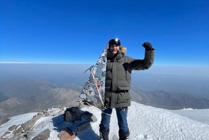 Спортсмен победил онкологию и отметил это восхождением на гору