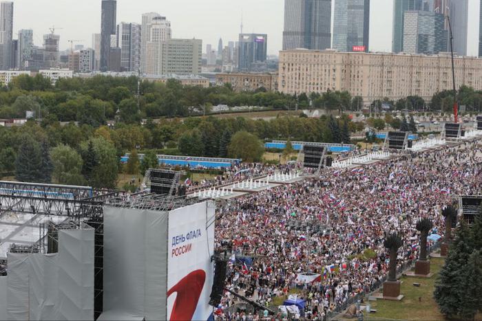 Столица отмечает День государственного флага РФ. На мероприятии выступают известные артисты