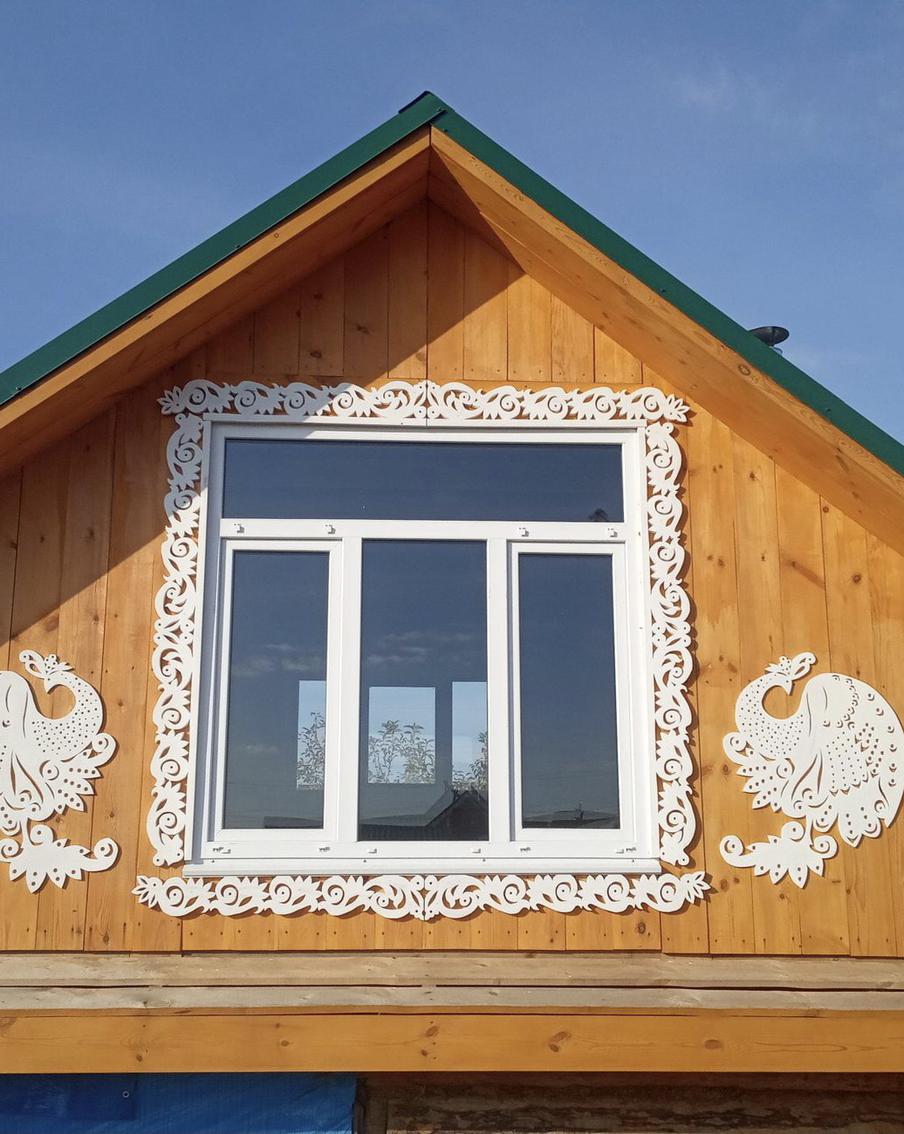 Резные украшения для своего дома пенсионерка с Урала сделала своими руками. Она может выполнить любой узор