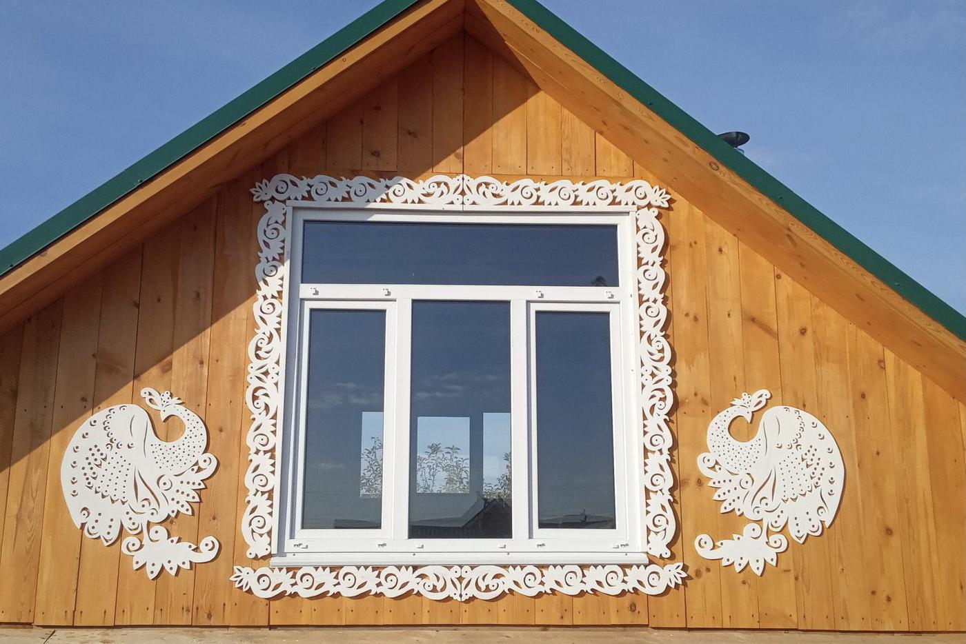 Резные украшения для своего дома пенсионерка с Урала сделала своими руками. Она может выполнить любой узор