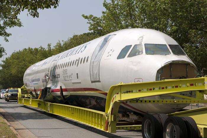 Крокодил на борту самолёта привёл к авиакатастрофе. Вспоминаем другие случаи (например, падение авиалайнера из-за... осы!)