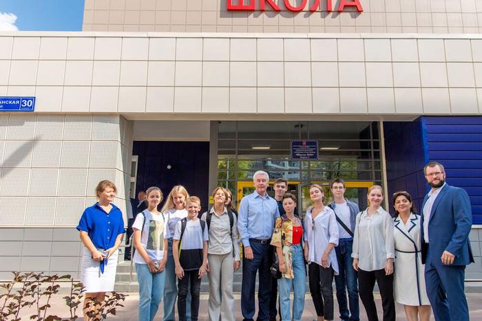 Сергей Собянин осмотрел новое здание школы в Кунцево. Старшеклассники будут учиться с комфортом