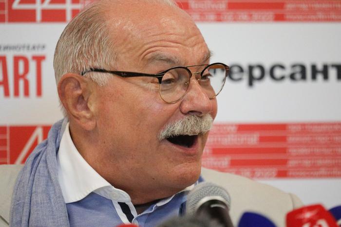 "География гигантская, сорок семь стран!": Никита Михалков поговорил с журналистами перед открытием ММКФ