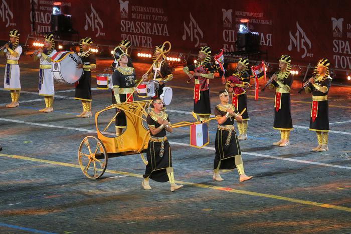 Фараоны поют хиты Газманова и "Катюшу". На Красной площади проходит фестиваль "Спасская башня"