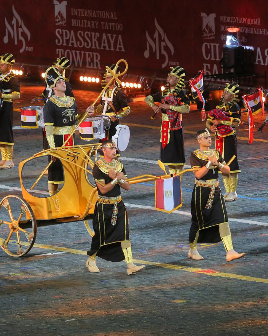 Фараоны поют хиты Газманова и "Катюшу". На Красной площади проходит фестиваль "Спасская башня"