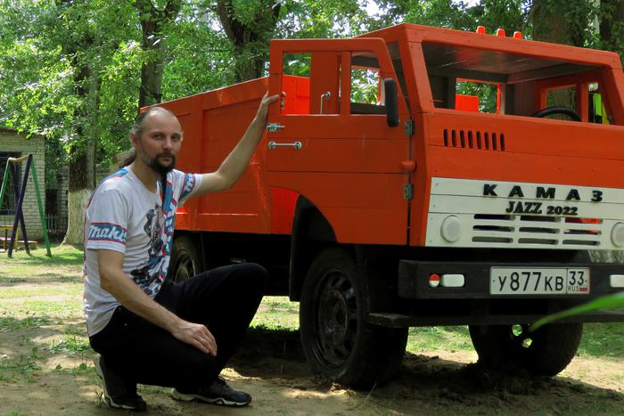 Умелец из Коврова делает игрушечные грузовики в натуральную величину и дарит их детским садам