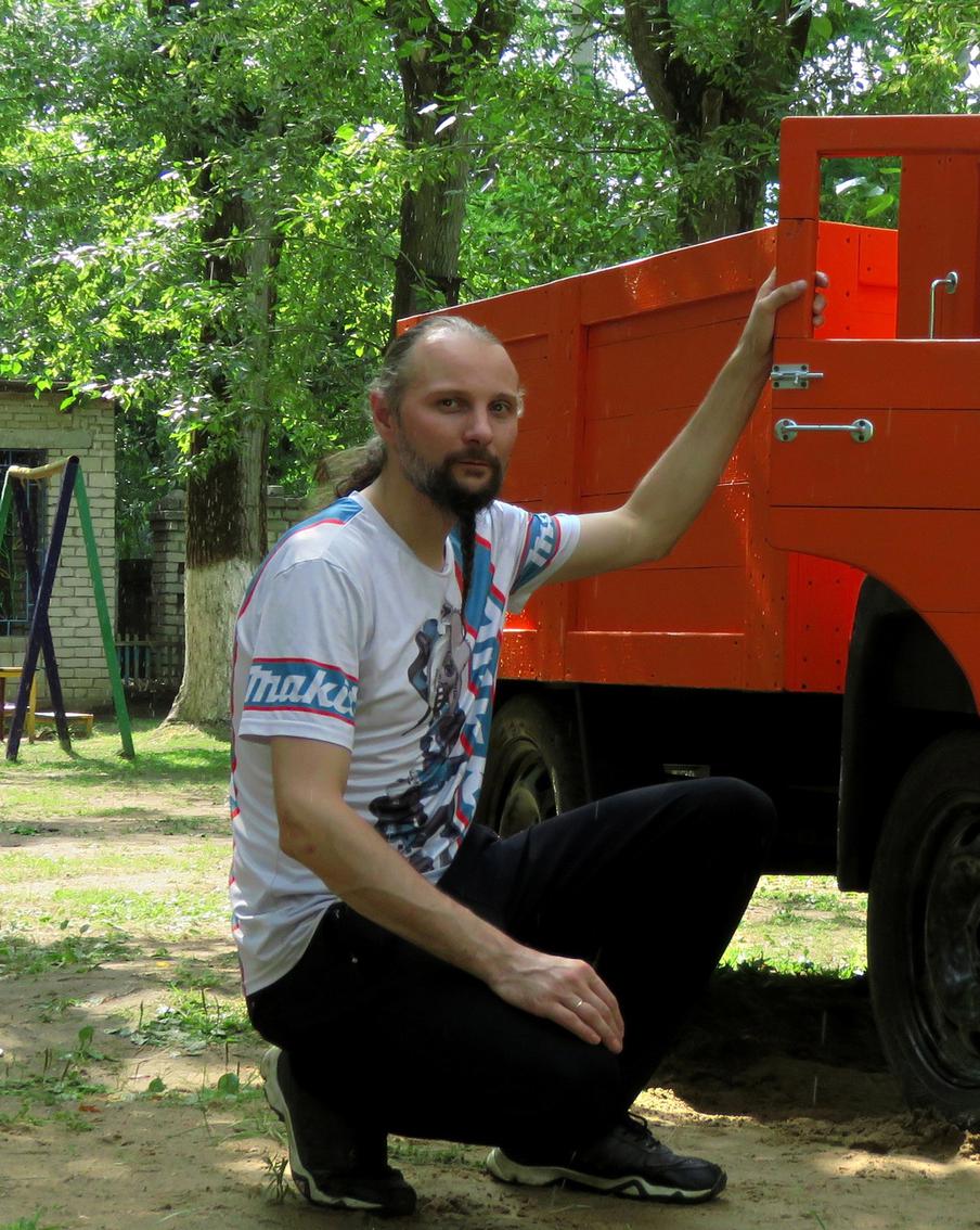 Умелец из Коврова делает игрушечные грузовики в натуральную величину и дарит их детским садам