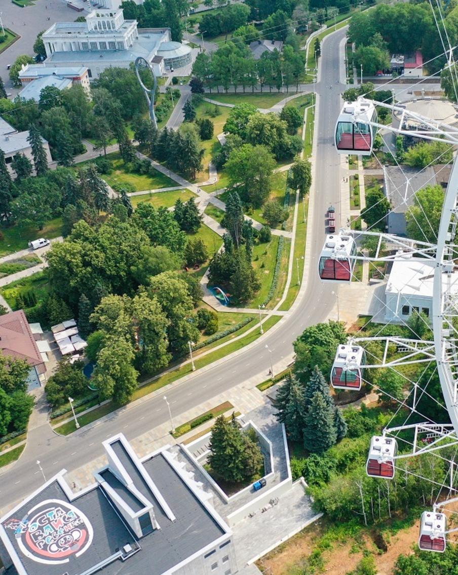 Гости колеса обозрения увидят сверху рисунки. Специально для них художники трудились на крышах зданий