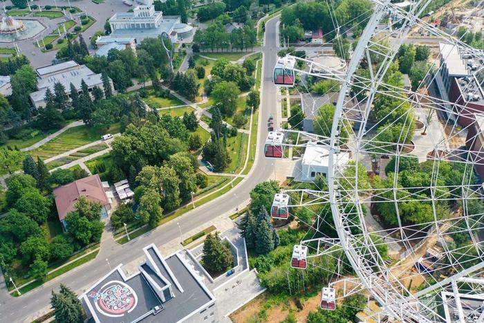 Гости колеса обозрения увидят сверху рисунки. Специально для них художники трудились на крышах зданий