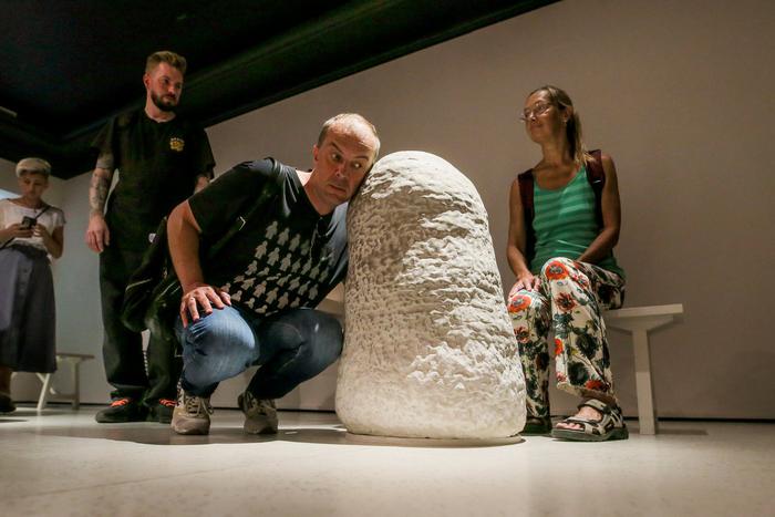 "Котёл алхимика" варится в Пушкинском музее. Искусство теперь можно не только смотреть, но даже нюхать и трогать